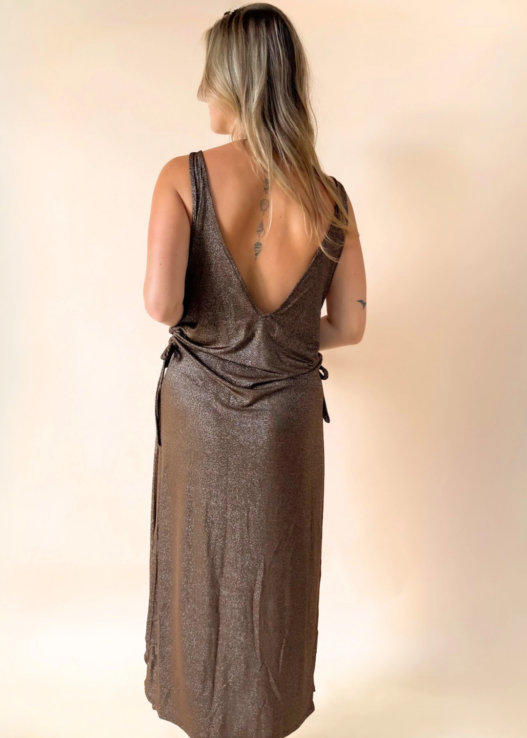 Isola Maxi dress macadamia on model in studio back v | Model wears size M/L • 5'8" • US8 • 36DD